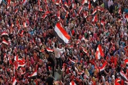 Mısır'da protestocular cinsel tacize karşı kadın ve erkekleri ayırdı
