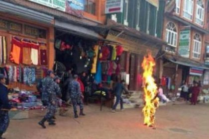 Nepal'de Tibetli rahip kendini yaktı