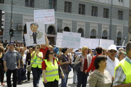 Öğretmenlerin maaş protestosu bakanı istifa ettirdi