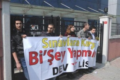 ÖSYM Binasında Zincirli Sınav Protestosu