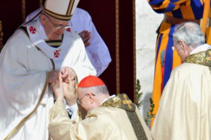 Papa resmi ayinle görevine başladı