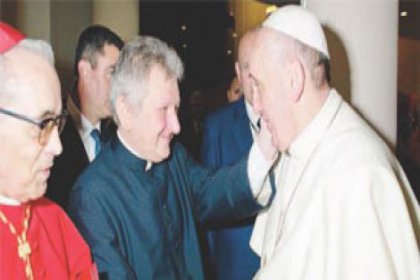 Papa’nın atadığı din adamı eşcinsel çıktı!