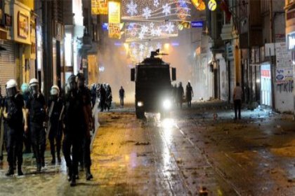 Polis biber gazı, tazyikli su sıkarken ne hissediyor, ne düşünüyor?