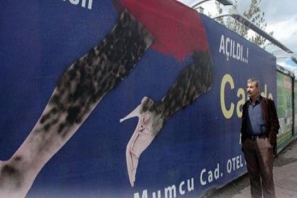 Reklam afişine boyalı sansür