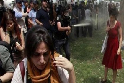 Reuters'in çektiği bu fotoğraf Gezi Parkı direnişinin sembolü oldu