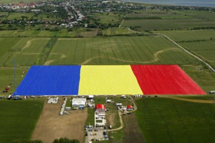 Romanya'da dünyanın en büyük bayrağı açıldı