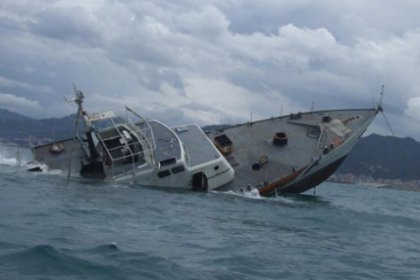 Sahil güvenlik botu balıklar için batırıldı