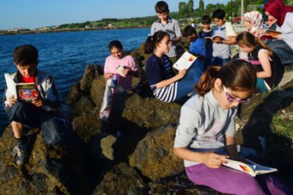 Sahilde 500 kişi aynı anda kitap okudu