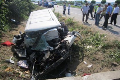 Semah ekibini taşıyan minibüs kaza yaptı: 1 ölü, 16 yaralı