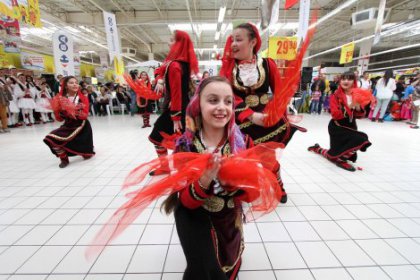 Şenlik Karşıyaka'yı sardı