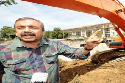Sırrı Süreyya Önder kendini kepçenin önüne attı