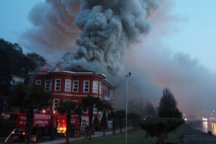 Tarihi yalıda yandı!