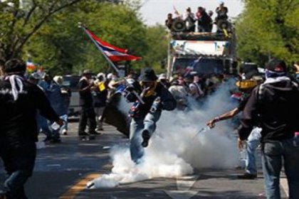Tayland'da göstericilere polis müdahalesi
