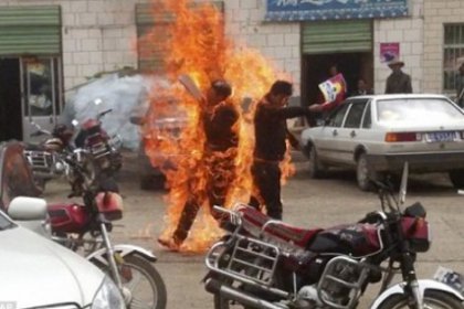Tibetli iki rahip kendini yaktı