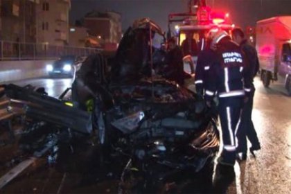 Topbaş'ın koruma aracı bariyerlere çarptı