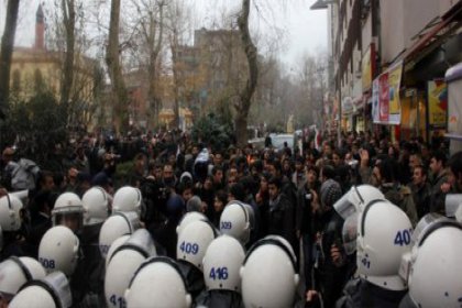 Üniversite polis ablukasında, 10 gözaltı