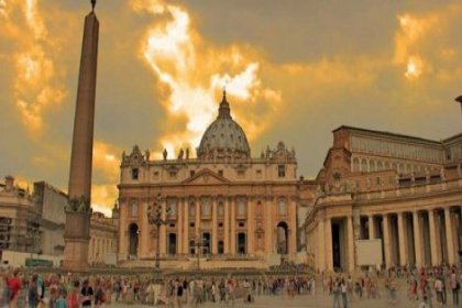 Vatikan'da ilk kez iki papa bir arada yaşamaya başladı