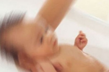 Yeni doğan bebeğini gömdü