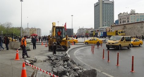 1 Mayıs öncesi Taksim'de inşaat başladı