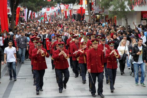 23 Nisan coşkusu Karşıyaka'yı sardı