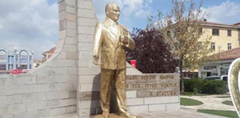 Atatürk heykelini yakmaya çalıştılar