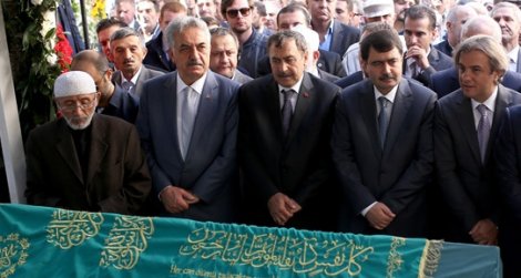 Beyoğlu Belediye Başkanı'na cenazede tepki