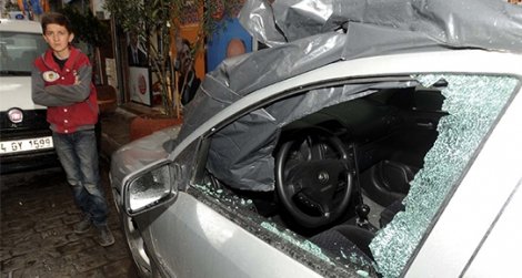 Beyoğlu'nda 'maskeliler' 52 arabayı tahrip etti