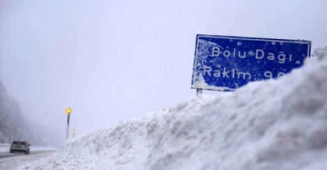 Bolu Dağı'nda kar yağışı ulaşımı etkiliyor
