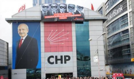CHP İstanbul İl Binası'ndaki pankarta polis müdahalesi