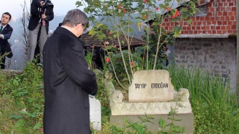 Davutoğlu, Erdoğan'ın dedesinin mezarını ziyaret etti