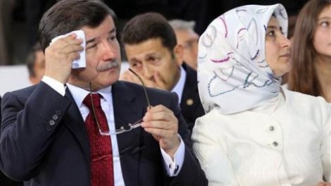 Erdoğan konuştu Davutoğlu terledi