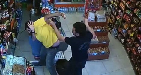 Esnaf polis dayağından kurtulmak için polisi aradı!