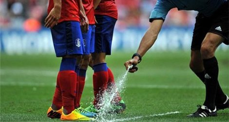 Futbolda hakemin sıktığı sprey yasaklandı