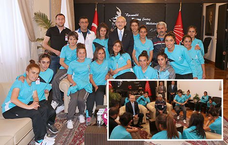Hakkari'li kadın futbolculardan Kılıçdaroğlu'na ziyaret