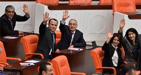 HDP'li vekillerden MHP'li Alan'a destek