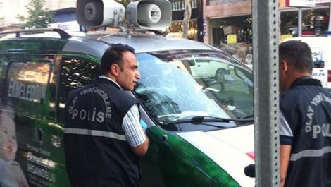 İhsanoğlu'nun seçim minibüsüne saldırı