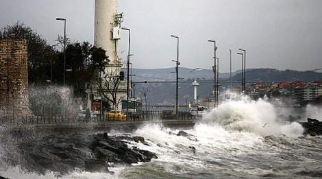 İstanbul'da fırtına: İnşaat iskelesi çöktü