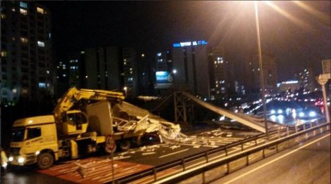 İstanbul'da üstgeçit yıkıldı