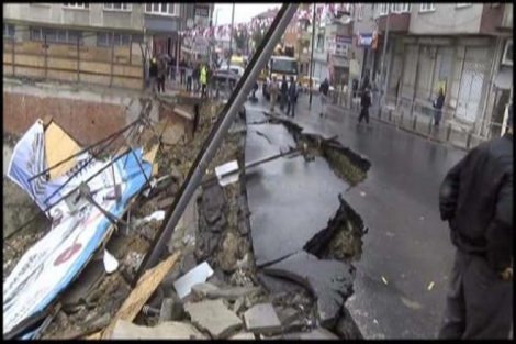 İstanbul'da yol böyle çöktü! Araçlar çukura düştü