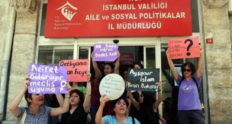 Kadınlar işgal etti: Aileyi koruma cinayetleri engelle