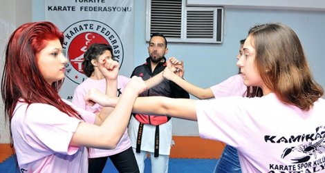 Kadınlara şiddetten korunmayı öğreten karateci karısını dövdü!