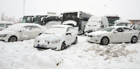 Konya'da kar yağışı okulları tatil ettirdi