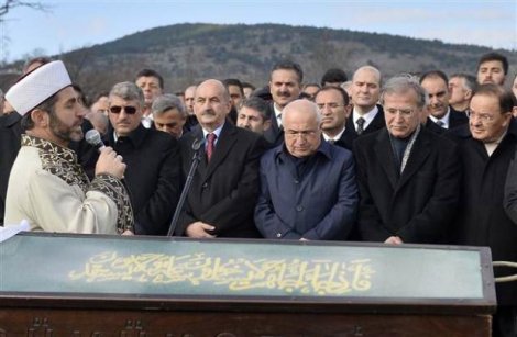 Mehmet Ali Şahin eşinin cenazesinde ağladı