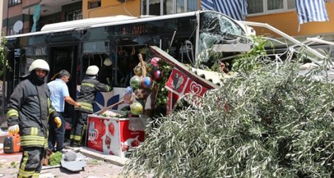 Otobüs markete girdi: 1 ölü 17 yaralı