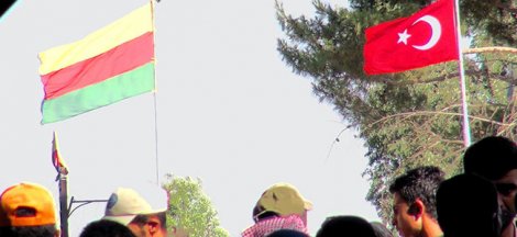 Sınıra PYD bayrağı astılar