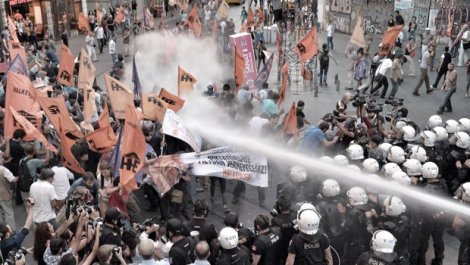 Taksim'de TOMA'lı müdahale!