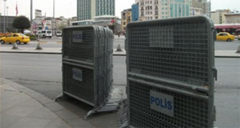 Taksim'e polis bariyerleri getirildi