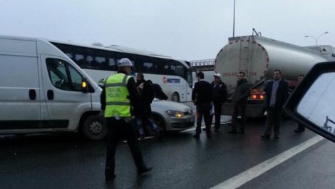 TEM’de 4 araç birbirine girdi trafik durdu