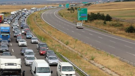 Trafik İstanbul'u kilitledi, TEM'de 15 km kuyruk oldu
