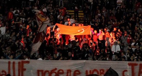 Türk bayrağı yakıp Fenerbahçe'ye küfrettiler